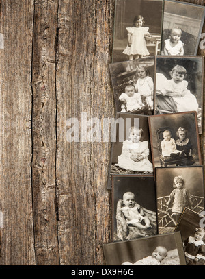 alten Babyfotos auf rustikalen hölzernen Hintergrund. Vintage Nostalgie-Hintergrund. antikes Foto von ca. 1900 Stockfoto