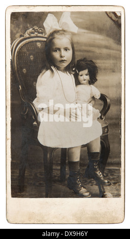 altes Foto von kleinen Mädchen mit Puppe Spielzeug. nostalgische Vintage Bild von ca. 1900 Stockfoto