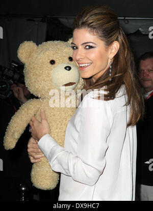 Maria Menounos 3. jährlichen Vielfalt macht des Comedy Awards im Avalon Hollywood - Ankünfte Los Angeles, Kalifornien - 17.11.12 Feat Stockfoto