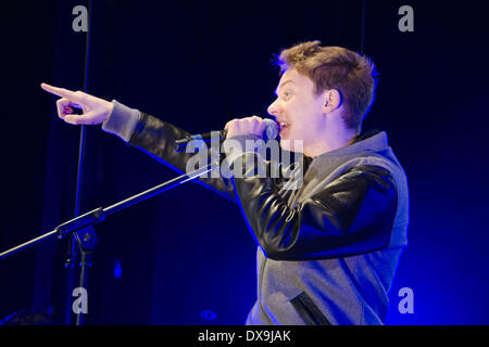 Conor Maynard führt an der Bluewater Shopping Centre Weihnachten Lichter Swtich-in Kent, England - 16.11.12 Stockfoto