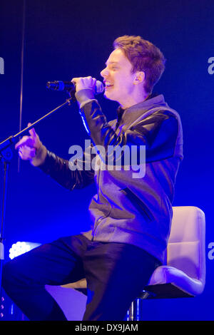 Conor Maynard führt an der Bluewater Shopping Centre Weihnachten Lichter Swtich-in Kent, England - 16.11.12 Stockfoto