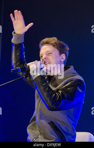 Conor Maynard führt an der Bluewater Shopping Centre Weihnachten Lichter Swtich-in Kent, England - 16.11.12 Stockfoto