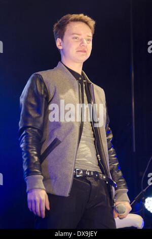 Conor Maynard führt an der Bluewater Shopping Centre Weihnachten Lichter Swtich-in Kent, England - 16.11.12 Stockfoto