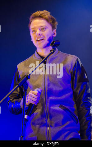 Conor Maynard führt an der Bluewater Shopping Centre Weihnachten Lichter Swtich-in Kent, England - 16.11.12 Stockfoto