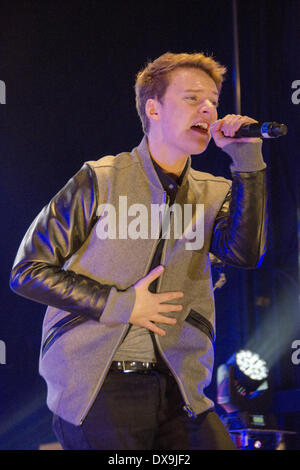 Conor Maynard führt an der Bluewater Shopping Centre Weihnachten Lichter Swtich-in Kent, England - 16.11.12 Stockfoto