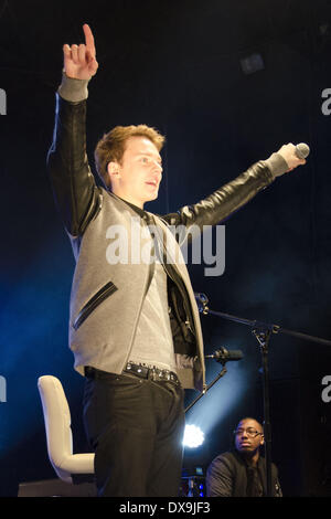 Conor Maynard führt an der Bluewater Shopping Centre Weihnachten Lichter Swtich-in Kent, England - 16.11.12 Stockfoto