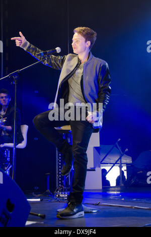 Conor Maynard führt an der Bluewater Shopping Centre Weihnachten Lichter Swtich-in Kent, England - 16.11.12 Stockfoto