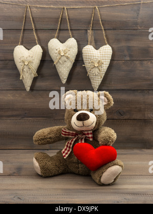 Teddybär mit roten Herzen. Valentinstag-Konzept Stockfoto