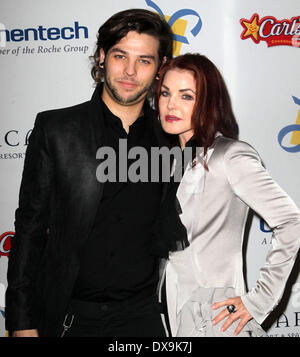 Priscilla Presley mit Sohn Navarone Garibaldi The Dream Foundation 11. jährliche Feier der Träume-Gala im Bacara Resort & Spa - Ankünfte Santa Barbara, Kalifornien - 16.11.12 Featuring: Priscilla Presley mit Sohn Navarone Garibaldi wo: Santa Barbara, Kalifornien, USA bei: 16. November 2012 Stockfoto