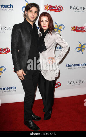 Priscilla Presley mit Sohn Navarone Garibaldi The Dream Foundation 11. jährliche Feier der Träume-Gala im Bacara Resort & Spa - Ankünfte Santa Barbara, Kalifornien - 16.11.12 Featuring: Priscilla Presley mit Sohn Navarone Garibaldi wo: Santa Barbara, Kalifornien, USA bei: 16. November 2012 Stockfoto