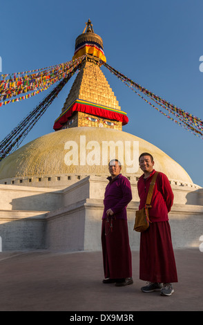 Ein Mann zu Fuß rund um Boudhanath Stupa, Boudhanath, Bagmati Zone, Nepal, Kathmandu, Kathmandu Bezirk Stockfoto