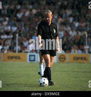 Fußball, Bundesliga, 1980/1981, Ruhrstadion, VfL Bochum gegen Eintracht Frankfurt 2:0, Szene des Spiels, Schiedsrichter Friedrich Retzmann Stockfoto