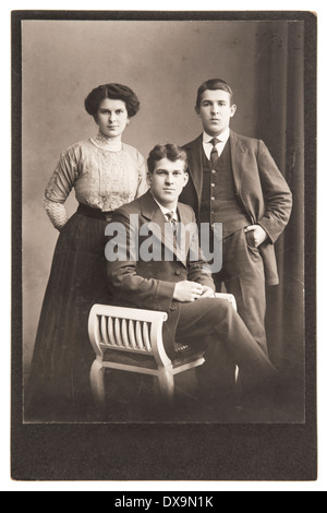 BERLIN, Deutschland - um 1900: Antike Porträt junger Menschen, die Vintage-Kleidung tragen. Stockfoto