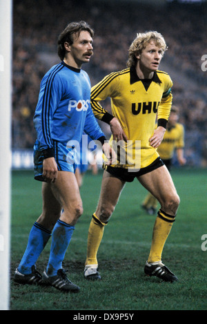 Fußball, Bundesliga, 1980/1981, Ruhrstadion, VfL Bochum vs. Borussia Dortmund 0:2, Szene aus dem Spiel, Rolf Blau (VfL) links und Teamleiter Manfred Burgsmueller (BVB) Stockfoto