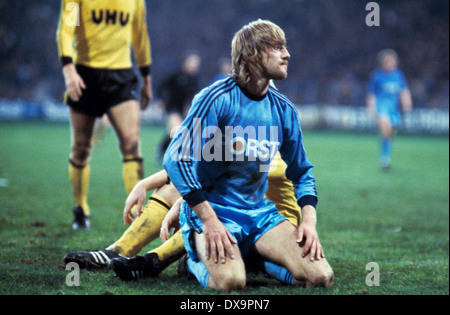 Fußball, Bundesliga, 1980/1981, Ruhrstadion, VfL Bochum vs. Borussia Dortmund 0:2, Szene des Spiels, Kurt Pinkall (VfL) kniend auf Grund Stockfoto