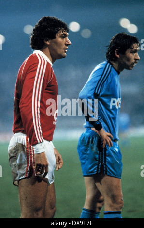 Fußball, Bundesliga, 1980/1981, Ruhrstadion, VfL Bochum gegen Bayer 04 Leverkusen 1:1, Szene des Spiels, Walter Posner (Bayer) links und Dieter Bast (VfL) Stockfoto