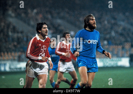 Fußball, Bundesliga, 1980/1981, Ruhrstadion, VfL Bochum gegen Bayer 04 Leverkusen 1:1, Szene des Spiels, Klaus Bruckmann (Bayer) links und Lothar Woelk (VfL) Stockfoto
