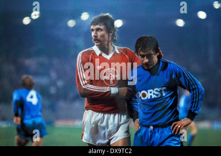 Fußball, Bundesliga, 1980/1981, Ruhrstadion, VfL Bochum gegen Bayer 04 Leverkusen 1:1, Szene des Spiels, Thomas Hoerster (Bayer) links bietet Komfort, Dieter Bast (VfL) Stockfoto