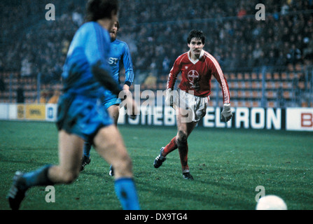 Fußball, Bundesliga, 1980/1981, Ruhrstadion, VfL Bochum gegen Bayer 04 Leverkusen 1:1, Szene des Spiels, Klaus Bruckmann (Bayer) rechts Stockfoto