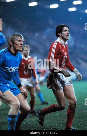 Fußball, Bundesliga, 1980/1981, Ruhrstadion, VfL Bochum gegen Bayer 04 Leverkusen 1:1, Szene des Spiels, Franz-Josef Tenhagen (VfL) links und Klaus Bruckmann (Bayer) Stockfoto