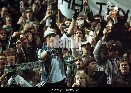 Fußball, Bundesliga, 1980/1981, Stadion bin Boekelberg, Borussia Moenchengladbach vs. Borussia Dortmund 1:0, Gladbach-Fußball-Fans in der Nordkurve des Stadions Boekelberg Stockfoto