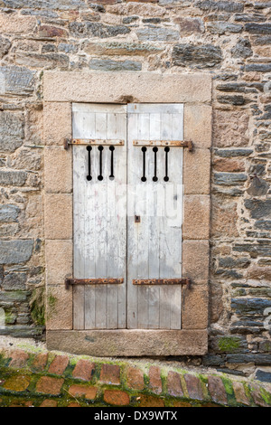 Alte Holztür in der Stadt Wände in Morlaix, Nord-Bretagne. Stockfoto