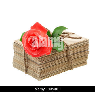 Stapeln von alten Liebesbriefe und Postkarten mit roter rose Blume isoliert auf weißem Hintergrund. Nostalgisches sentimentale Bild Stockfoto