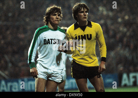 Fußball, Bundesliga, 1980/1981, Stadion bin Boekelberg, Borussia Moenchengladbach vs. Borussia Dortmund 1:0, Szene des Spiels, Lothar Matthäus (MG) links und Theo Schneider (BVB) Stockfoto