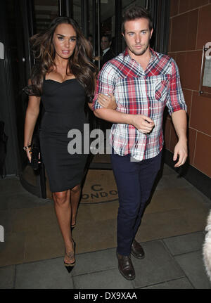 Tamara Ecclestone verlassen C London Restaurant mit einem männlichen Begleiter. London, England - 27.11.12 Featuring: Tamara Ecclestone le Stockfoto