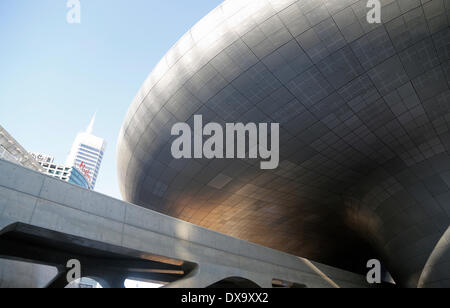 Seoul, Südkorea. 21. März 2014. Das Dongdaemun Design Plaza (DDP) gilt als Eröffnung für die Öffentlichkeit, Seoul, Südkorea, am Freitag, 21. März 2014. Das Multi-Purpose Designcenter ist viergeschossiges Gebäude mit drei Untergeschossen von irakisch-britische Architektin Zaha Hadid und es entstand auf einem Gelände, wo das Dongdaemun-Baseball-Stadion, nach der Korea Tourism Organization einst, entworfen. Bildnachweis: Jaewon Lee/Alamy Live-Nachrichten Stockfoto