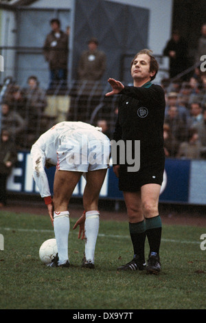 Fußball, Bundesliga, 1980/1981 in der Grotenburg Stadion, FC Bayer 05 Uerdingen vs. FC Schalke 04 1:3, Szene des Spiels, Schiedsrichter Max Klauser Stockfoto