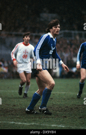 Fußball, Bundesliga, 1980/1981 in der Grotenburg Stadion, FC Bayer 05 Uerdingen vs. FC Schalke 04 1:3, Szene des Spiels, Vilsson Dzoni (S04) Stockfoto