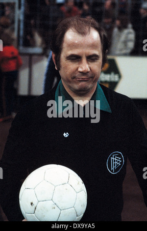 Fußball, Bundesliga, 1980/1981 in der Grotenburg Stadion, FC Bayer 05 Uerdingen vs. FC Schalke 04 1:3, Szene des Spiels, Schiedsrichter Max Klauser Stockfoto