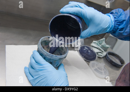 Ein professionelle Auto-Maler ist die Farbe für den Einsatz in einem Airbrush für die Lackierung der Karosserie eines Autos prepairing. Stockfoto