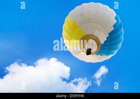 Niedrigen Winkel Ansicht von einem Heißluftballon am blauen Himmel Stockfoto