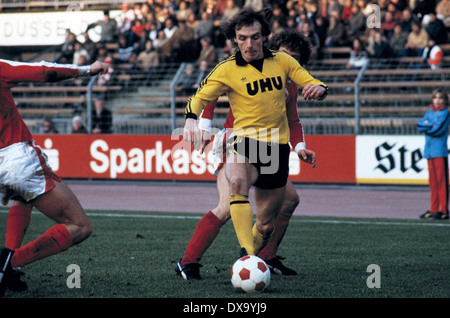 Fußball, Bundesliga, 1980/1981, Rheinstadion, Fortuna Düsseldorf gegen Borussia Dortmund 2:2, Szene des Spiels, Rüdiger Abramczik (BVB) dribbling Stockfoto