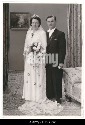 München - um 1950: Vintage Hochzeitsfoto. Porträt von nur Ehepaar. Braut und Bräutigam, Vintage-Kleidung tragen.