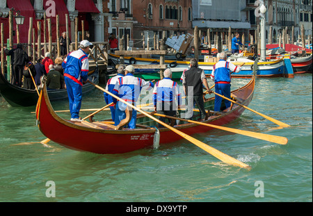 Gondel mit Senioren training für die Regatta in Venedig Stockfoto