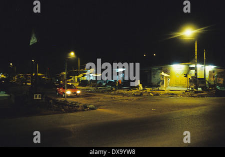 Verlassene Straße nachts Yopougon Township, gegenüber von Abidjan, Elfenbeinküste, Afrika Stockfoto
