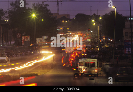 Verkehr am frühen Abend, Yopougon Township, gegenüber von Abidjan, Elfenbeinküste, Afrika Stockfoto