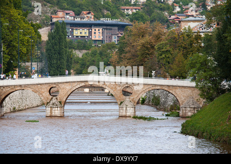 Fluss Miljacka und Latein zu überbrücken, Sarajevo, Bosnien und Herzegowina, Europa Stockfoto