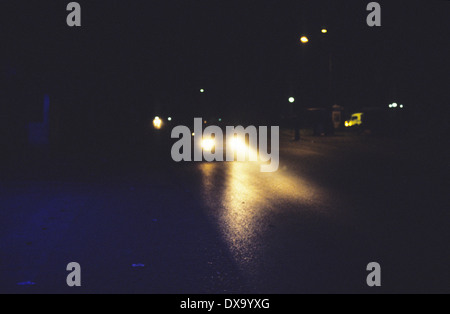 Straße in der Nacht ohne Strom und Auto, Yopougon Township, gegenüber von Abidjan, Elfenbeinküste, Afrika Stockfoto