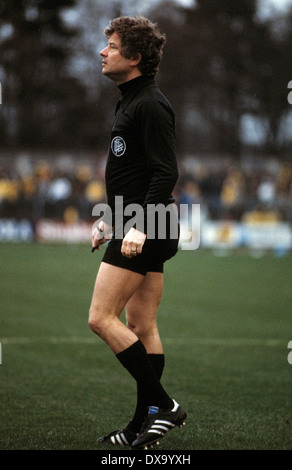 Fußball, Bundesliga, 1980/1981 in der Grotenburg Stadion, FC Bayer 05 Uerdingen vs. Hamburger SV 0:3, Szene des Spiels, Schiedsrichter Franz-Josef Hontheim Stockfoto