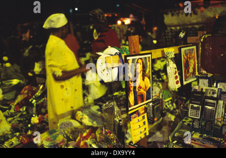 Marktstand in der Nacht, Yopougon Township, gegenüber von Abidjan, Elfenbeinküste, Afrika Stockfoto