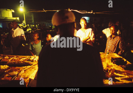 Fastfood Fleisch Marktstand nachts Yopougon Township, gegenüber von Abidjan, Elfenbeinküste, Afrika Stockfoto