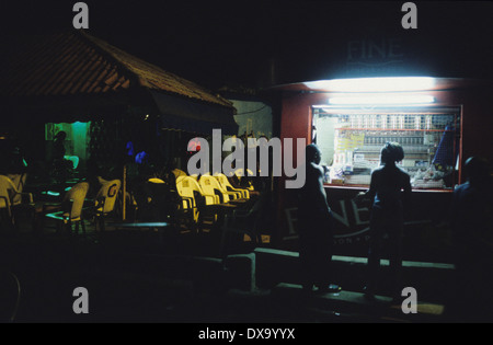 Paar Nacht Gesprächszeit, Yopougon Township, gegenüber von Abidjan, Elfenbeinküste, Afrika Stockfoto