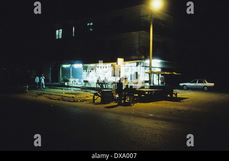 Nacht-Szene Straße, Yopougon Township, gegenüber von Abidjan, Elfenbeinküste, Afrika Stockfoto