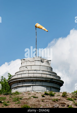 Windsack auf dem steinernen Turm zeigt Windrichtung. Stockfoto