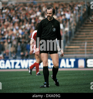 Fußball, Bundesliga, 1980/1981, Rheinstadion, Fortuna Düsseldorf gegen VfB Stuttgart 3:1, Szene des Spiels, Schiedsrichter Dieter Niebergall Stockfoto