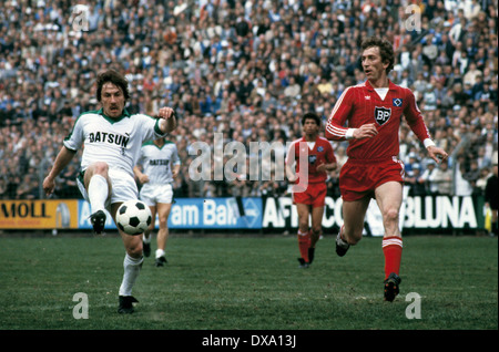 Fußball, Bundesliga, 1981/1982, Stadion bin Boekelberg, Borussia Moenchengladbach gegen Hamburger SV 1:3, Szene des Spiels, Wolfram Wuttke (MG) links und Dietmar Jakobs (HSV) Stockfoto